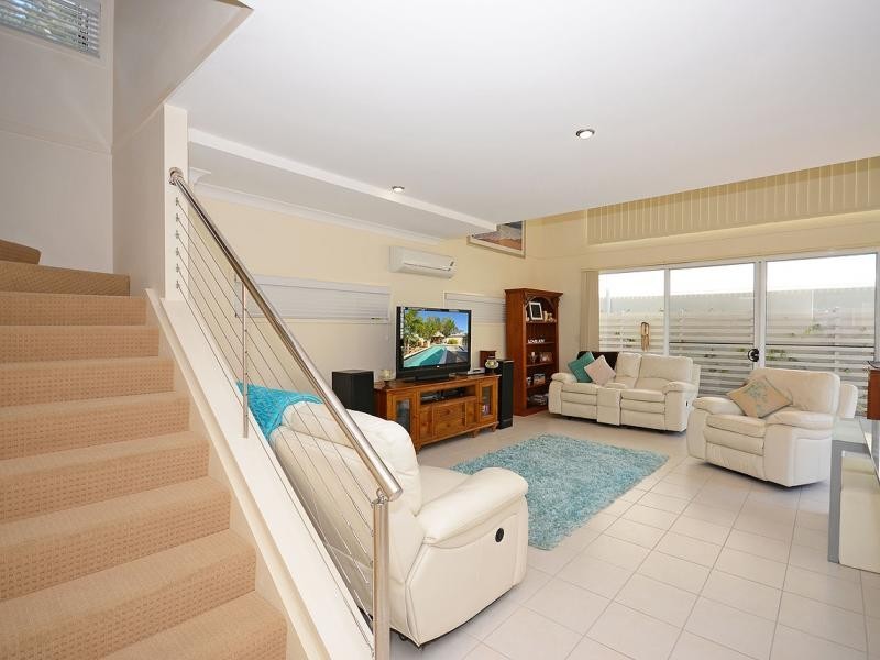 71 Elizabeth st, Urangan QLD 4655