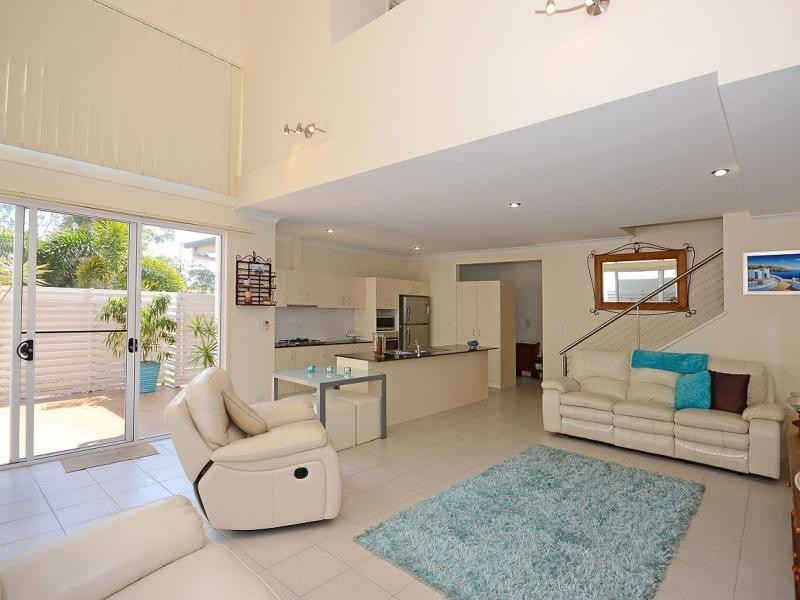 71 Elizabeth st, Urangan QLD 4655