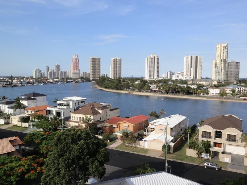 53 Darrambal, Chevron Island QLD 4217