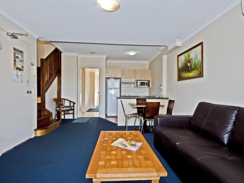 9 Margaret Avenue, Broadbeach QLD 4218