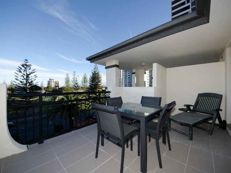 9 Margaret Avenue, Broadbeach QLD 4218