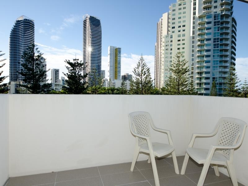 9 Margaret Avenue, Broadbeach QLD 4218