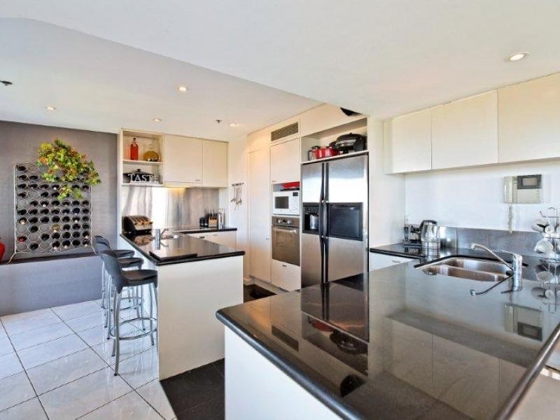 24 Breaker Street, Main Beach QLD 4217