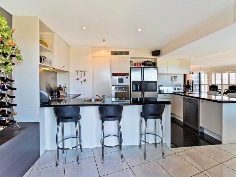 24 Breaker Street, Main Beach QLD 4217