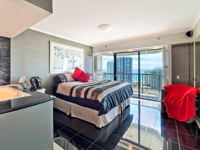 24 Breaker Street, Main Beach QLD 4217