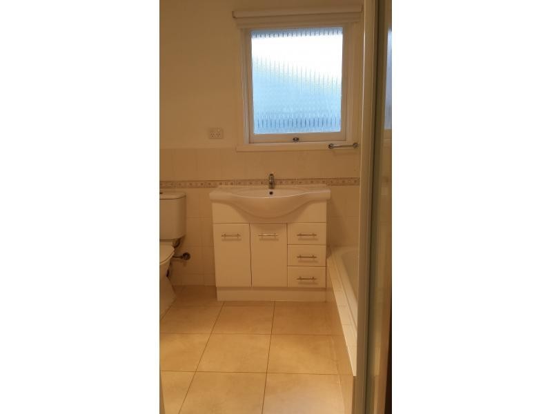 121 Cambridge Rd, Mooroolbark VIC 3138