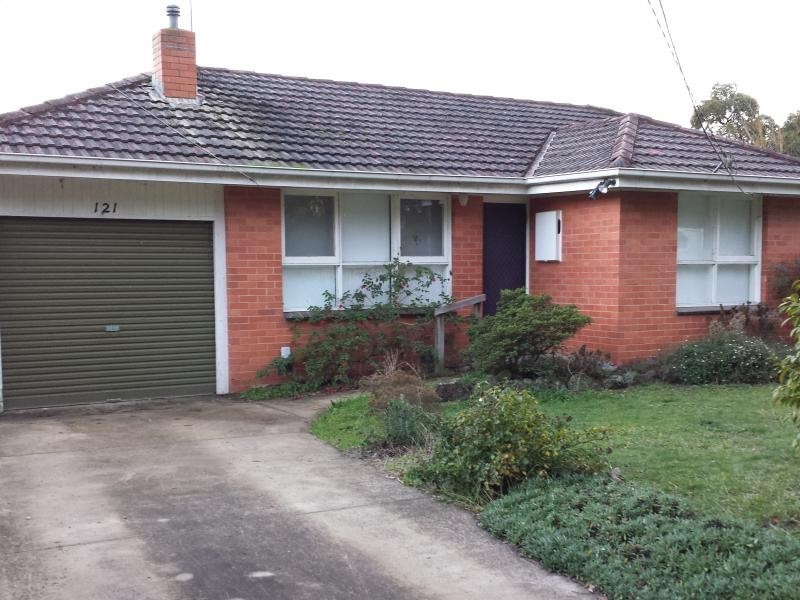 121 Cambridge Rd, Mooroolbark VIC 3138