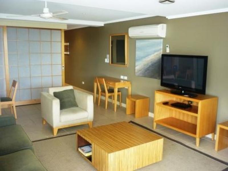 569-571 The Esplanade, Urangan QLD 4655