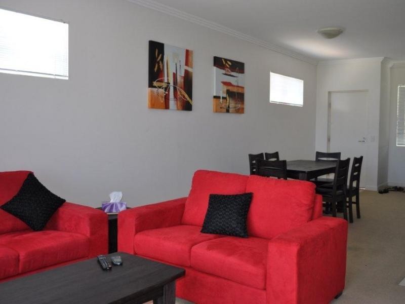 98 University Drive, Varsity Lakes QLD 4227