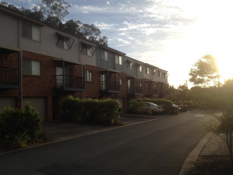 100 OAKMONT AVENUE, Oxley QLD 4075