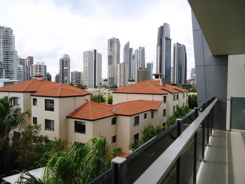 53 Darrambal, Chevron Island QLD 4217