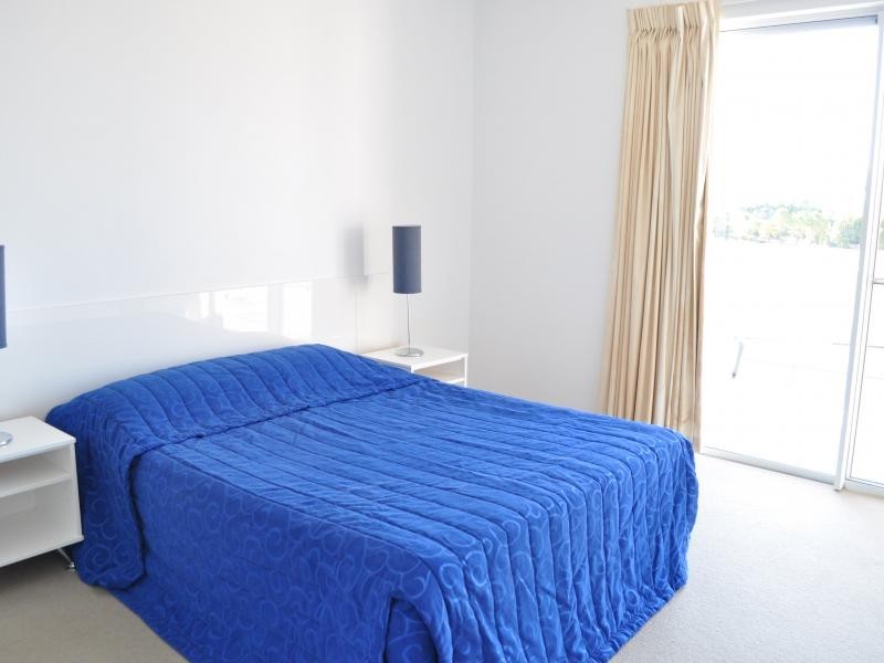 98 University Drive, Varsity Lakes QLD 4227