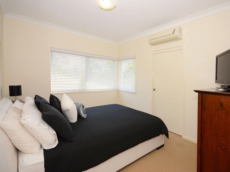 71 Elizabeth st, Urangan QLD 4655