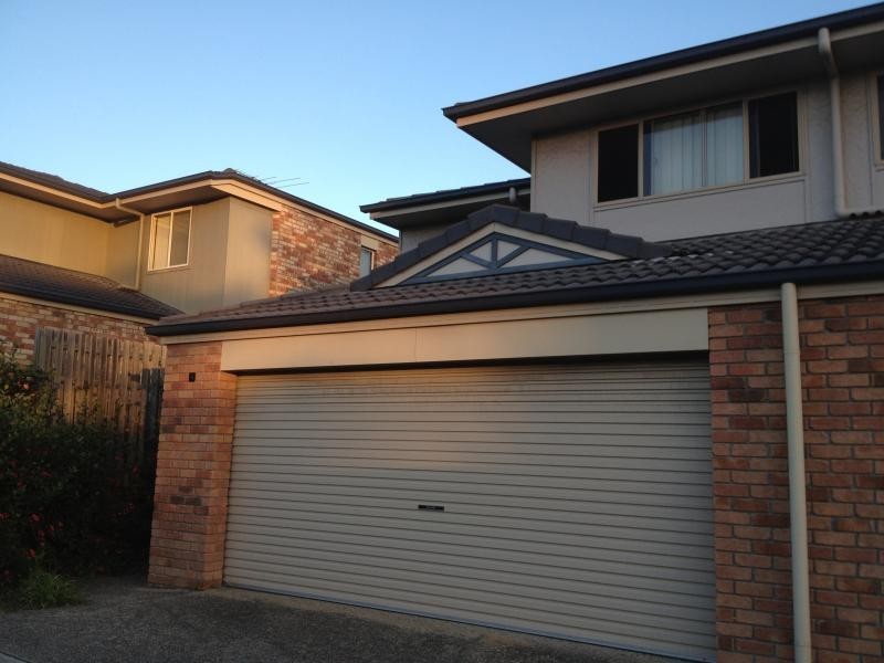 100 OAKMONT AVENUE, Oxley QLD 4075