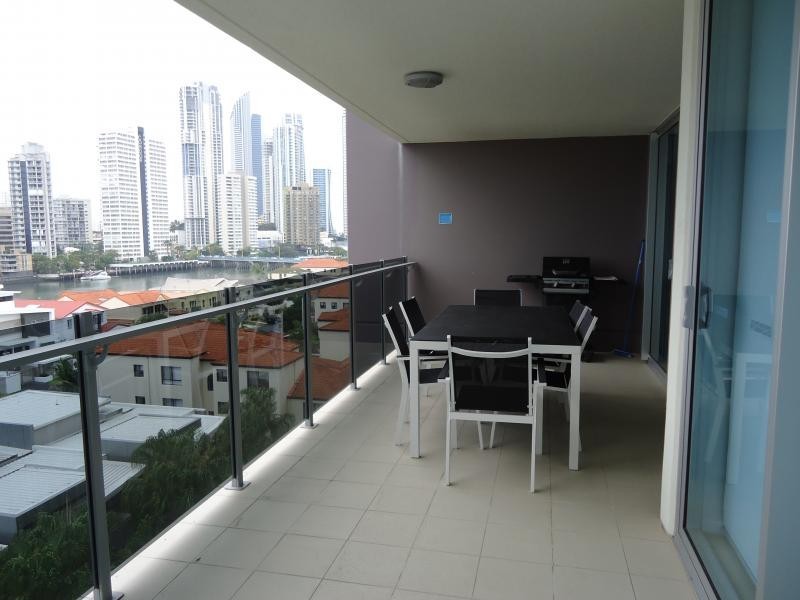 53 Darrambal, Chevron Island QLD 4217