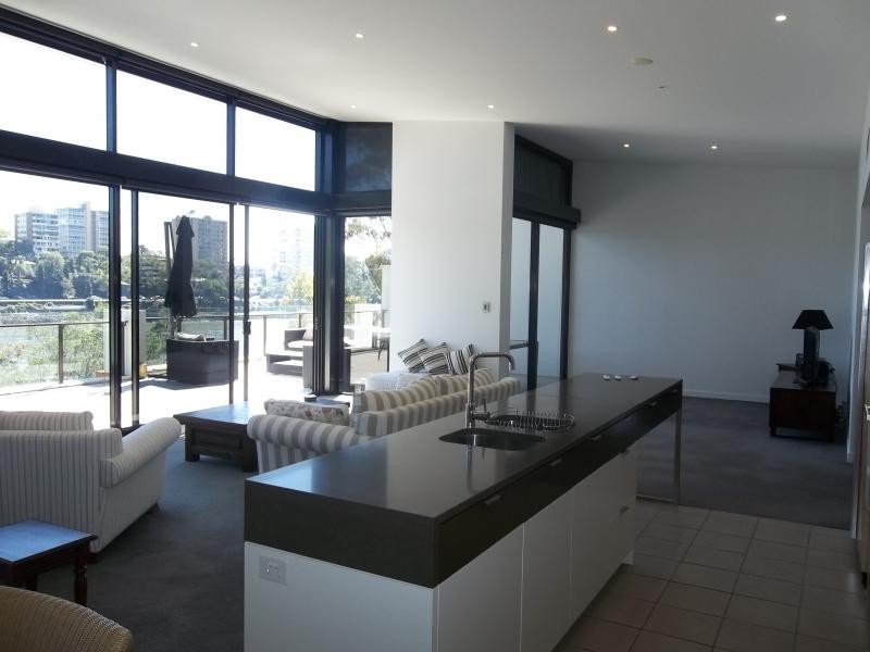 10 Pidgeon Close, West End QLD 4101