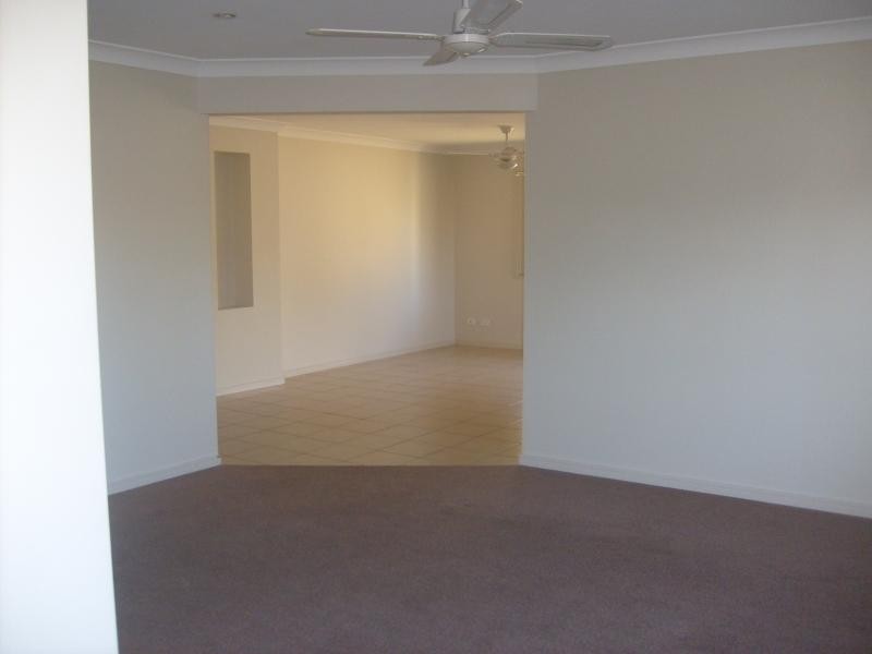 100 OAKMONT AVENUE, Oxley QLD 4075