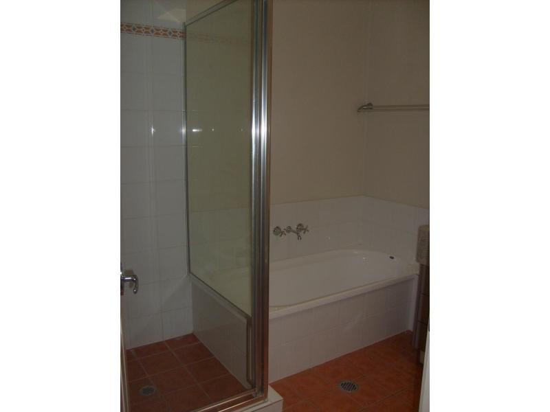 100 OAKMONT AVENUE, Oxley QLD 4075