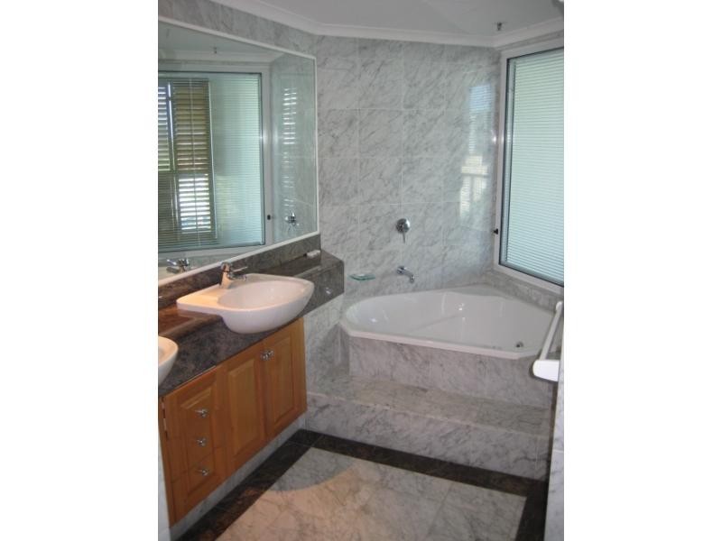 8 Goodwin Street, Kangaroo Point QLD 4169