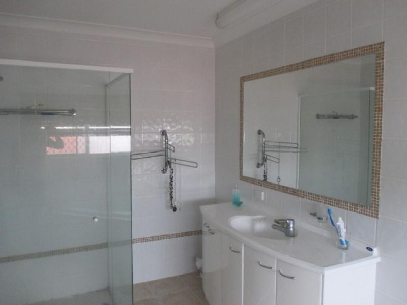 7 ESENADA, Broadbeach Waters QLD 4218
