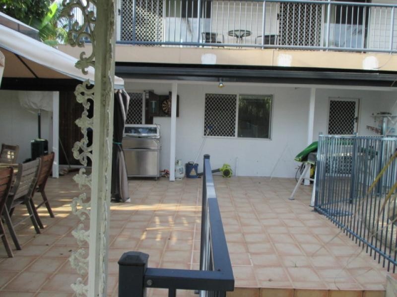 7 ESENADA, Broadbeach Waters QLD 4218