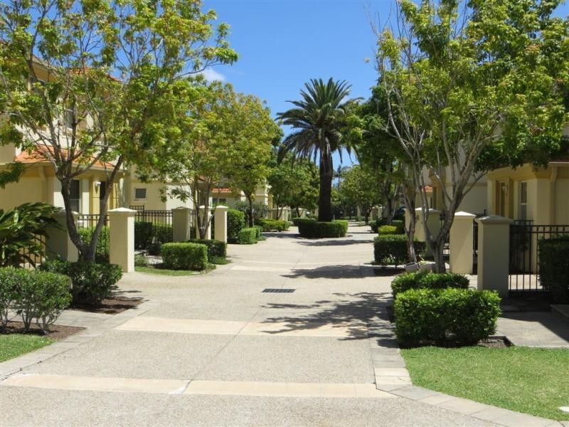 99 Heeb Street, Benowa QLD 4217