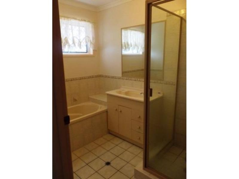 1 Wyuna Crt, Urangan QLD 4655