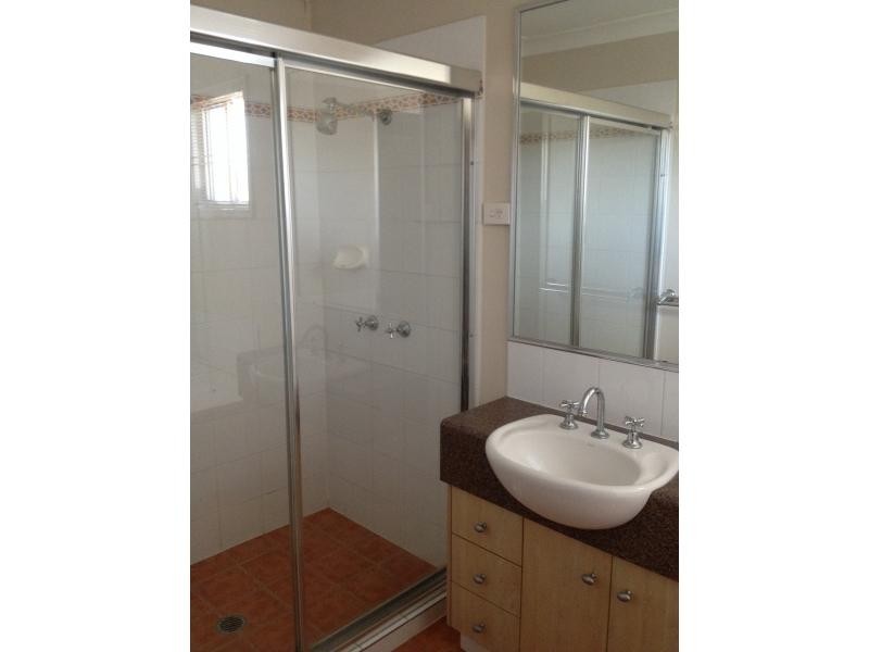 100 OAKMONT AVENUE, Oxley QLD 4075