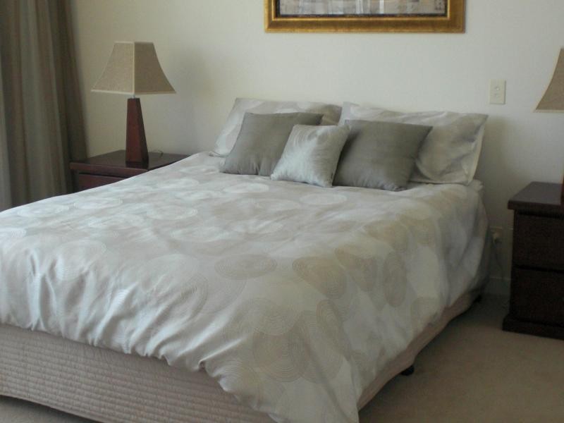 323 Bayview Street, Hollywell QLD 4216