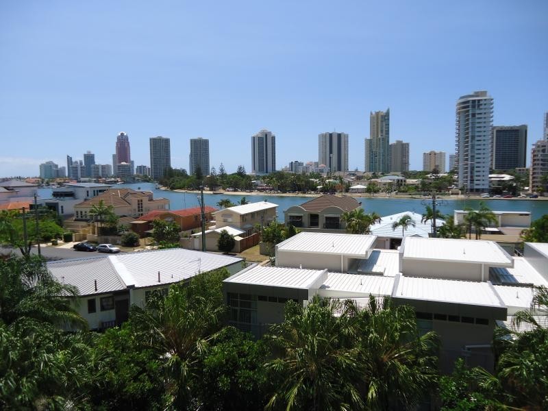 53 Darrambal, Chevron Island QLD 4217