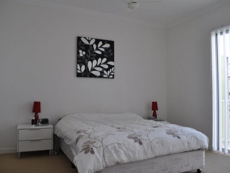 98 University Drive, Varsity Lakes QLD 4227