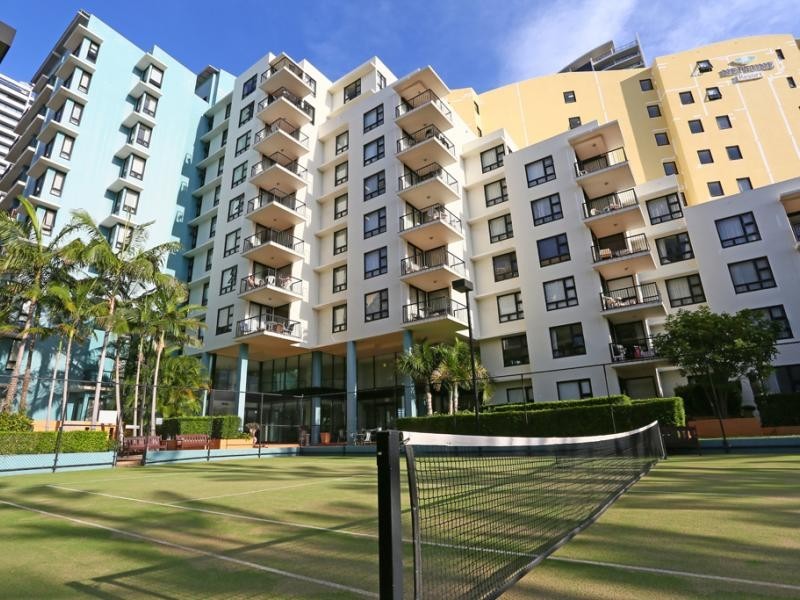 32 Surf Parade, Broadbeach QLD 4218