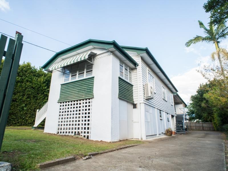 43 Holland Rd, Holland Park QLD 4121