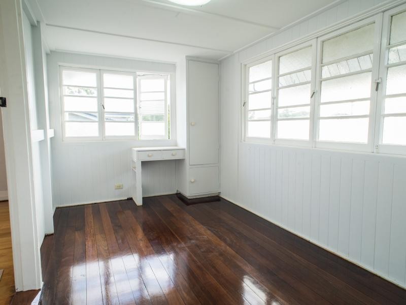 43 Holland Rd, Holland Park QLD 4121