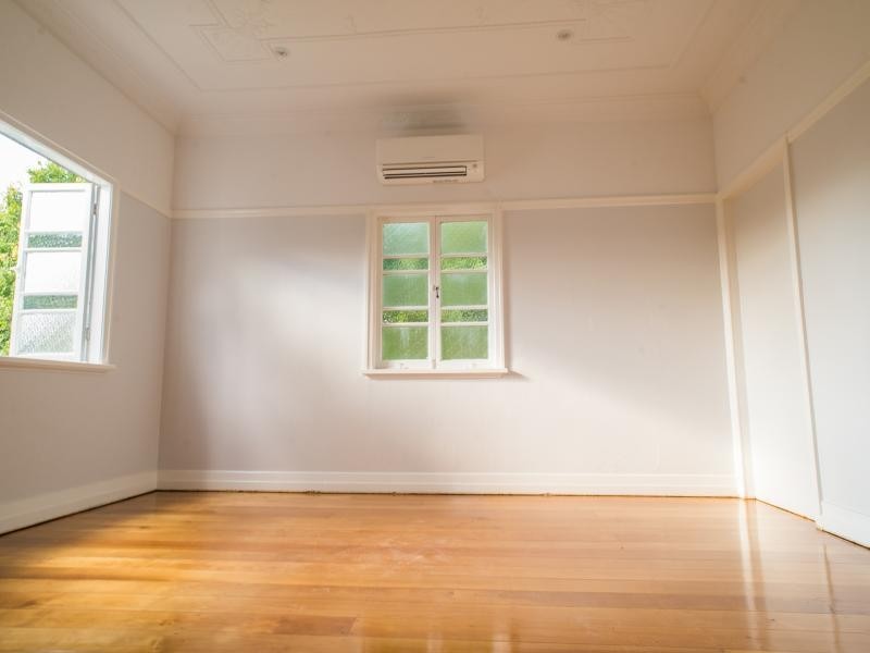 43 Holland Rd, Holland Park QLD 4121