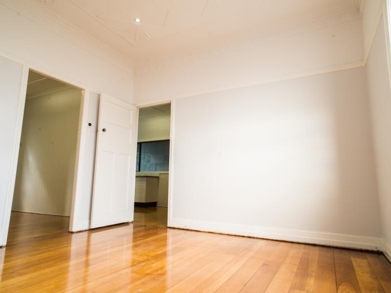 43 Holland Rd, Holland Park QLD 4121