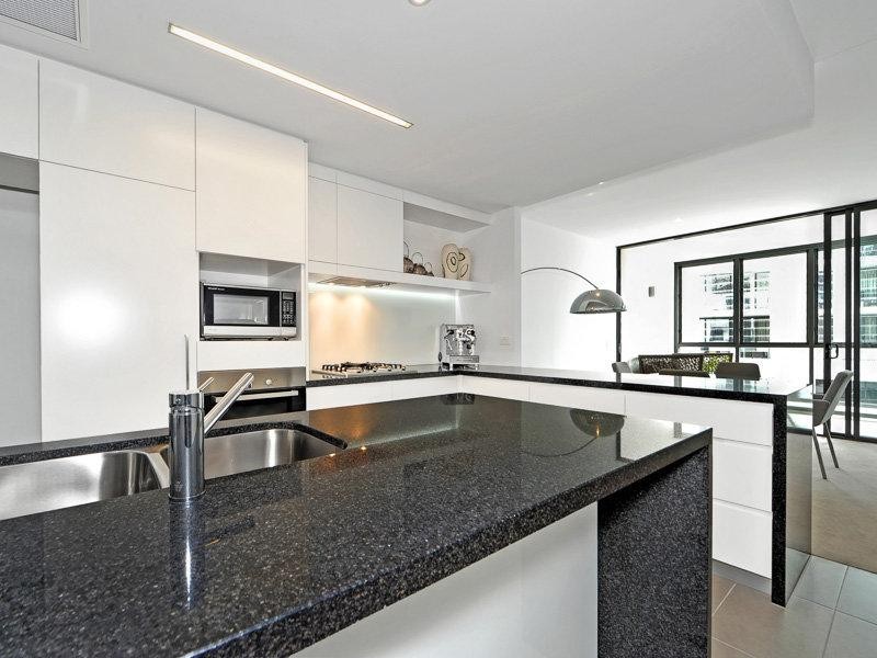 4203 Sunset Avenue, Paradise Point QLD 4216