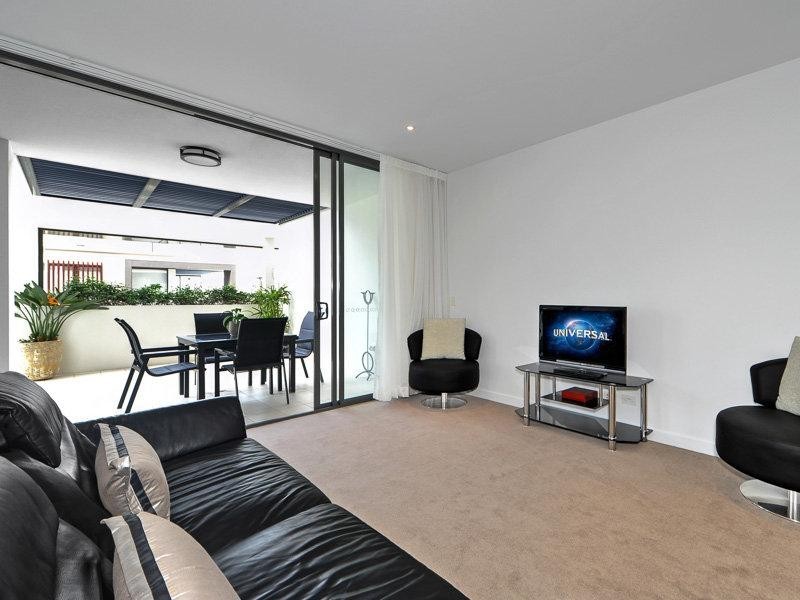 4203 Sunset Avenue, Paradise Point QLD 4216