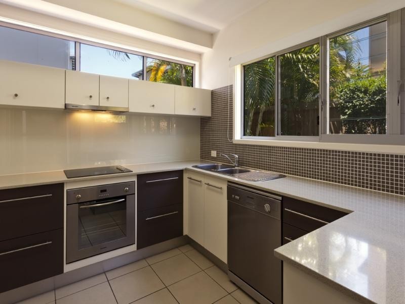 80 Moolyyir Steet, Urangan QLD 4655