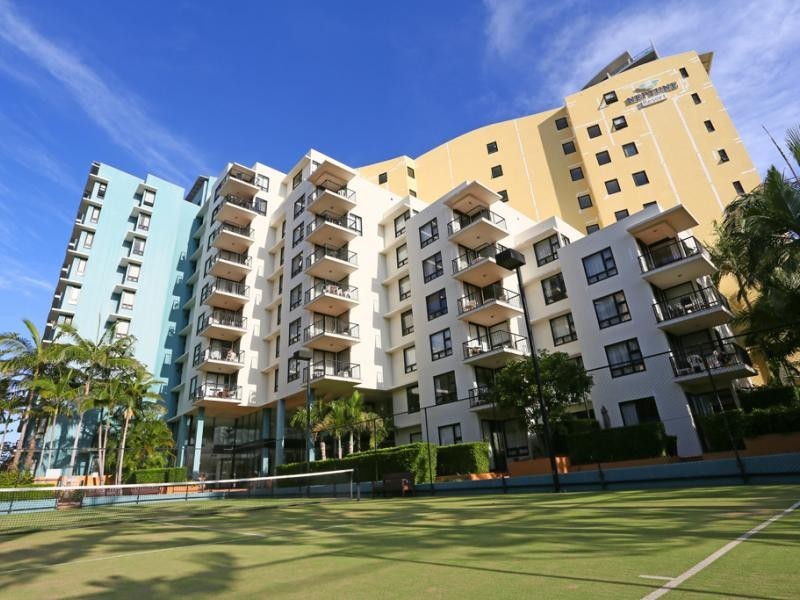 32 Surf Parade, Broadbeach QLD 4218