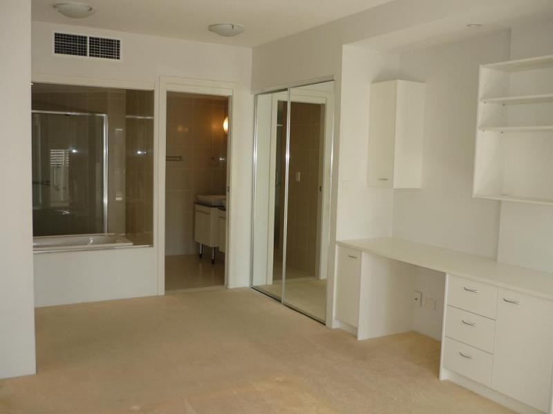 19 Mermaid Avenue, Broadbeach QLD 4218
