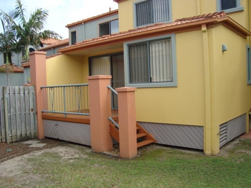 20 Fairway Drive, Clear Island Waters QLD 4226