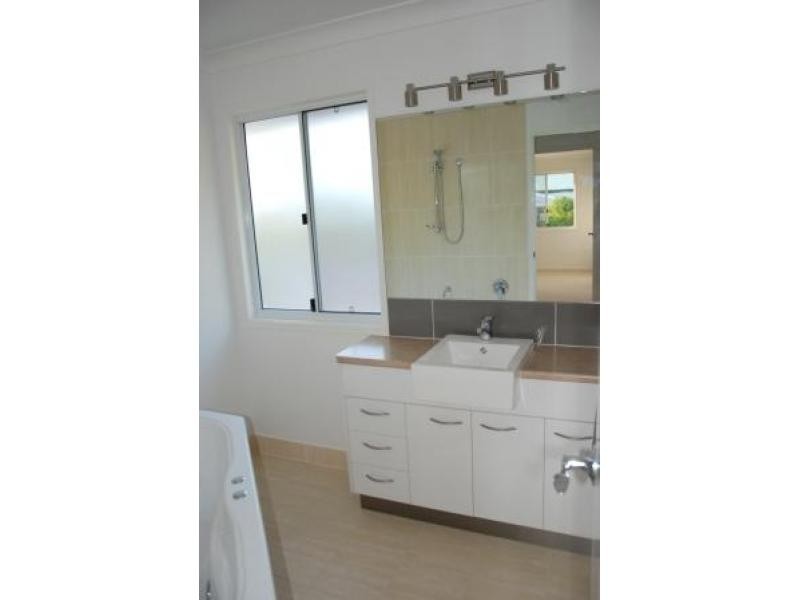 38 Tavistock St, Torquay QLD 4655