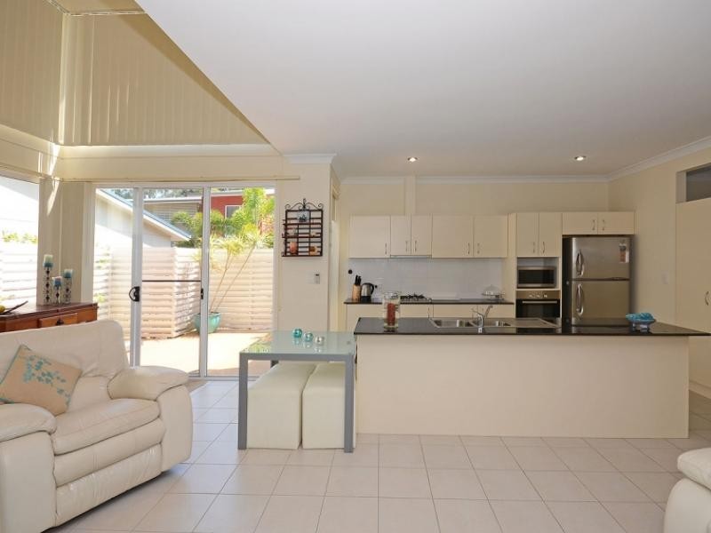 71 Elizabeth st, Urangan QLD 4655