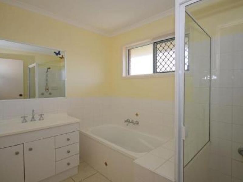 10 Isis Crt, Eli Waters QLD 4655