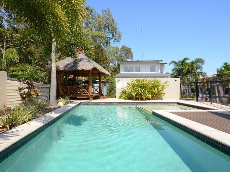 71 Elizabeth St, Urangan QLD 4655