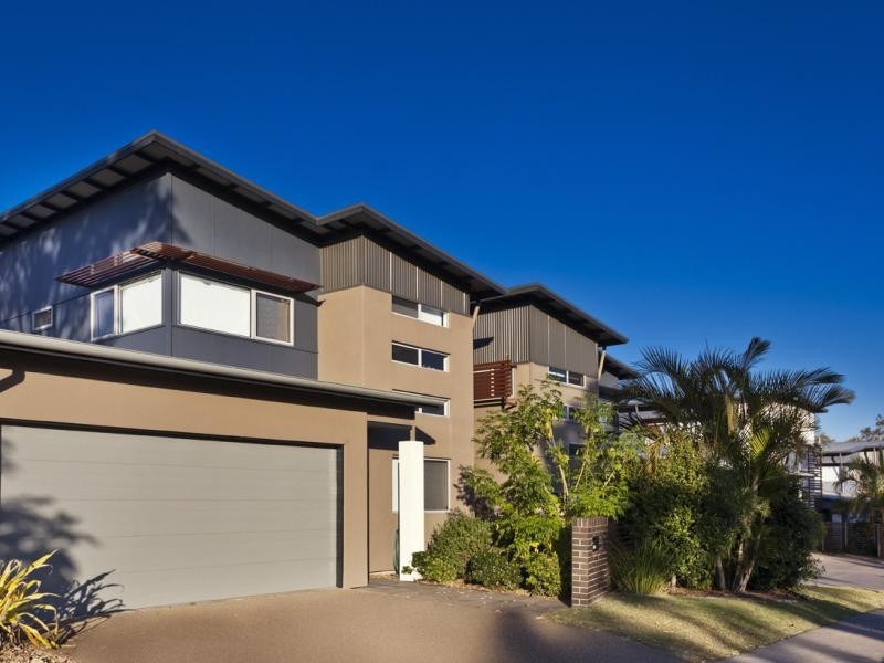 80 Moolyyir Steet, Urangan QLD 4655