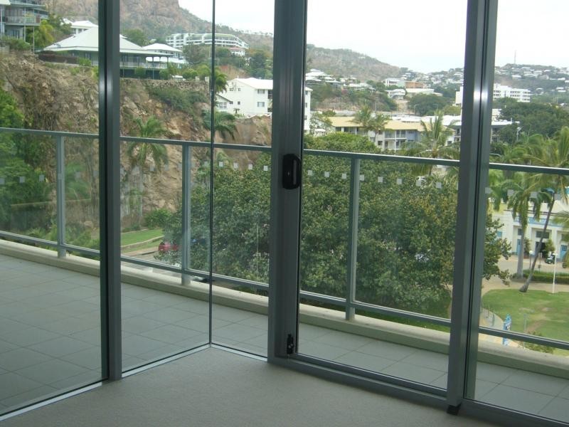 6 Mariners Drive, Townsville City QLD 4810