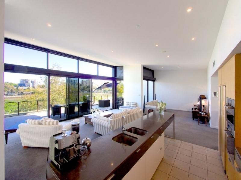 10 Pidgeon Cl., West End QLD 4101