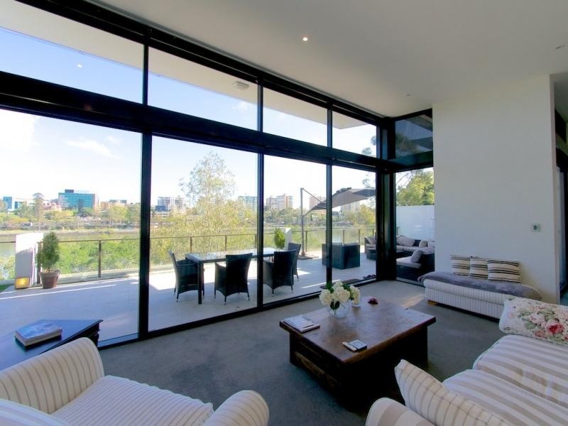 10 Pidgeon Cl., West End QLD 4101